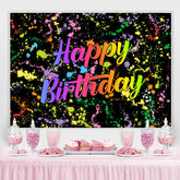 Graffiti coloré basé sur une toile de fond noire Happy Birthday